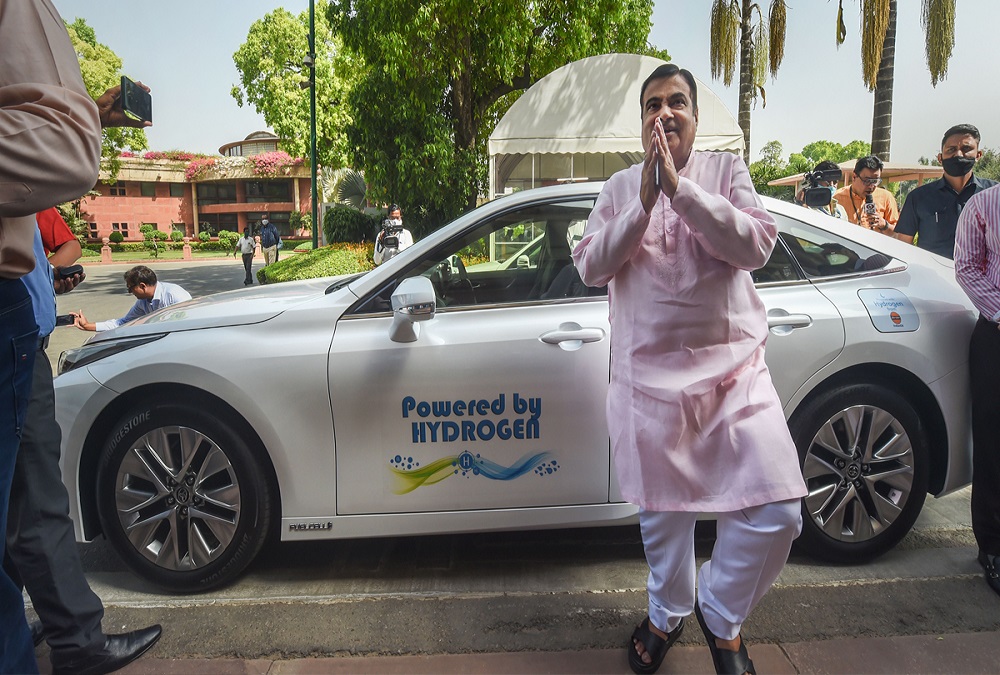 Gadkari reached Parliament in a hydrogen-powered car, not petrol or CNG, know everything about it