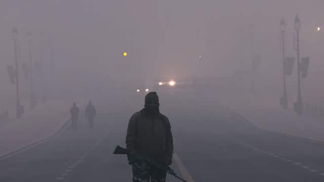 Delhi NCR is still experiencing a chilly wave. The morning fog is also making people's difficulties worse at the same time.